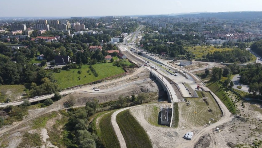 Kraków. Linia wzdłuż Trasy Łagiewnickiej już prawie gotowa, ale tramwaje pojadą nią najwcześniej za 9 miesięcy [ZDJĘCIA]