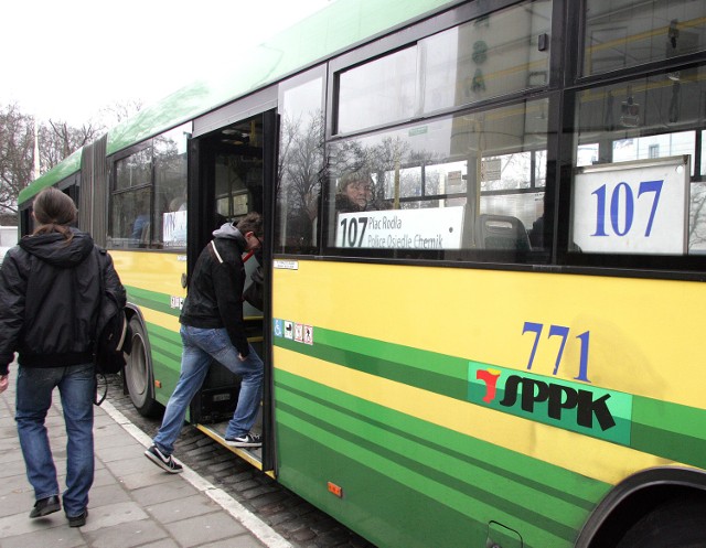 Pasażerowie narzekają na przepełnione, poranne kursy z Polic do Szczecina. Urzędnicy powołując się na wyniki badań podają, że kursy były tylko w połowie zapełnione.