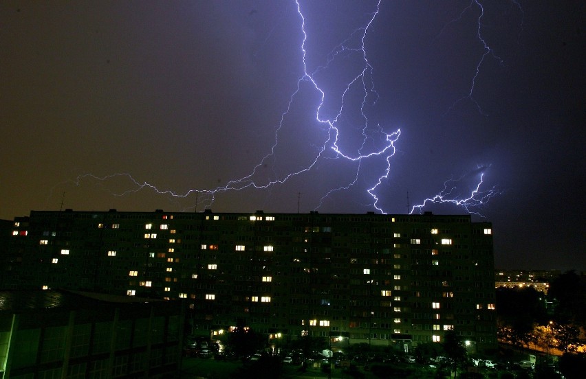 Podczas burzy w domu - trzymaj się z daleka od otwartych...