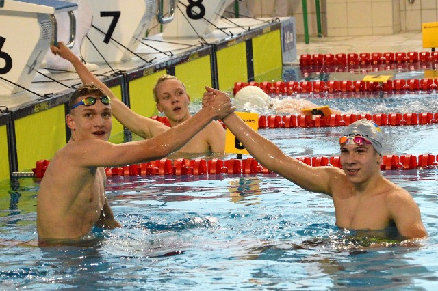 Oświęcimianie Michał Daszkiewicz (z prawej) mistrz Polski 15-latków na 1500 m stylem dowolnym i Jan Więzik, brązowy medalista na tym samym dystansie i tym samym stylem.