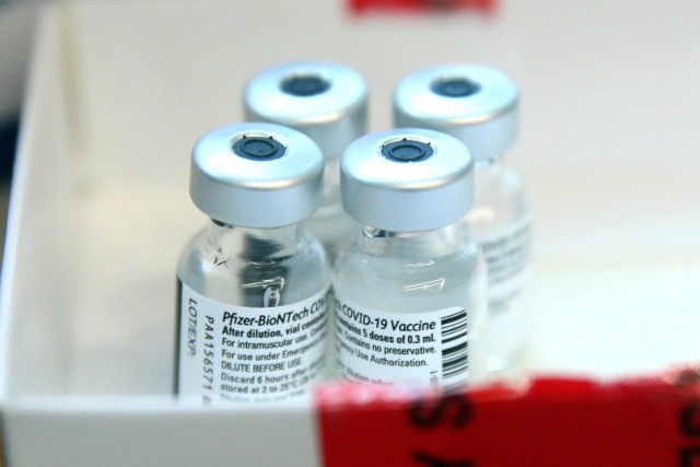 Koronawirus na świecie. Firma Pfizer dostarczy szczepionki przeciwko COVID-19 do USA dwa miesiące wcześniej, niż było to planowane