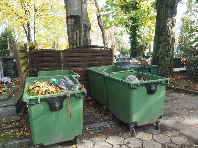 W części katolickiej Starego Cmentarza przy ul. Ogrodowej śmieci nie są segregowane - trafiają do jednego kontenera