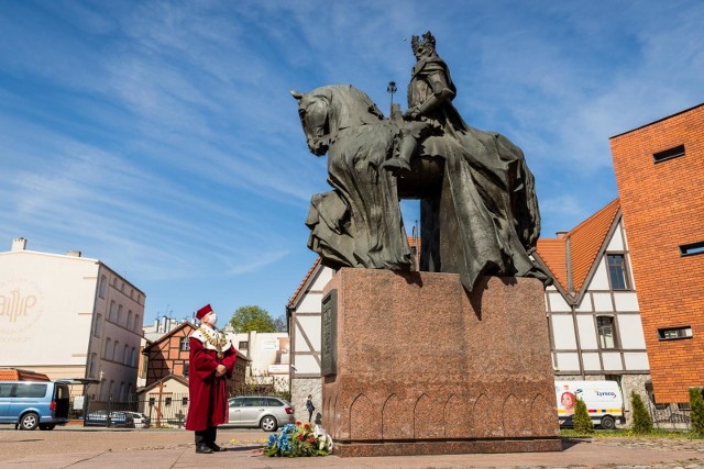 25 kwietnia, w dniu urodzin patrona, UKW obchodzi Święto Uczelni. W tym roku, ze względu na pandemię, tradycyjne obchody przełożone zostały na jesień - jeśli pozwolą na to warunki. W czwartek prof. dr hab. Jacek Woźny, rektor UKW, złożył kwiaty pod pomnikiem króla Kazimierza Wielkiego.