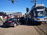 Kraków. Groźny wypadek na ul. Bobrzyńskiego. Samochód zderzył się z tramwajem! Kierowca auta został ranny