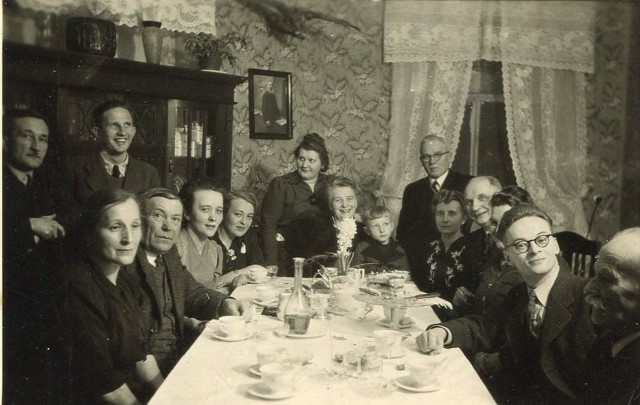 Busko-Zdrój, luty 1944. Pierwszy z lewej stoi lekarz Marian Dworczyk, który pomagał Żydom, zbiory prywatne Ewy Dworczyk