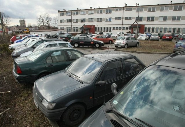 Parking przy Drugim Urzędzie Skarbowym przy ulicy Częstochowskiej w Kielcach codziennie jest pełny. W najbliższych dniach zostanie zamknięty.