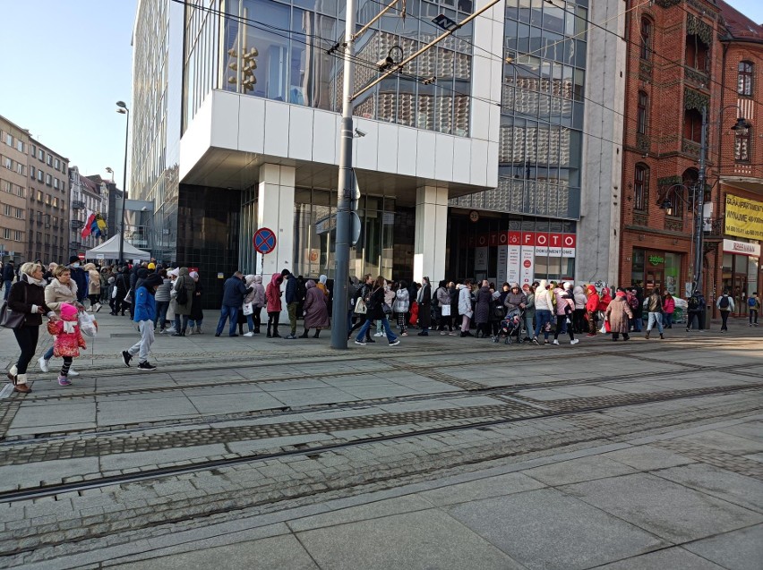 Przed UM w Katowicach tłumy uchodźców ustawiają się w...
