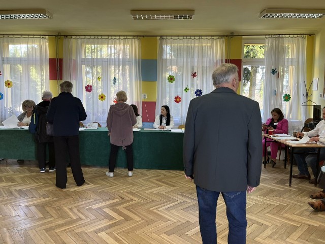 Obwodowa komisja wyborcza numer 4 w Opatowie podczas głosowania. Więcej na kolejnych zdjęciach.