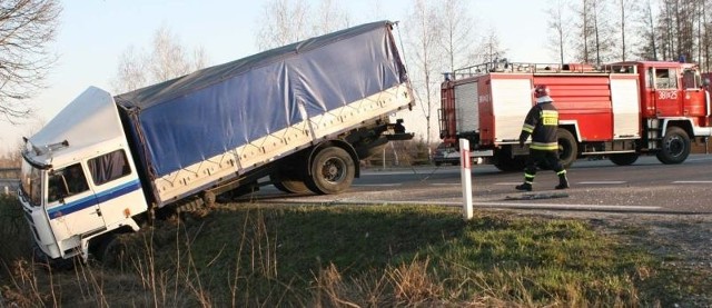 Strażacki wóz nie dał rady wyciągnąć jelcza.