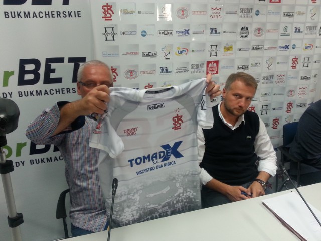 Dyrektor ŁKS Dariusz Lis i prezes łódzkiego klubu Tomasz Salski podczas wczorajszej konferencji prasowej zaprezentowali nie tylko nowego sponsora, ale także koszulki, w których ŁKS zagra w derbach