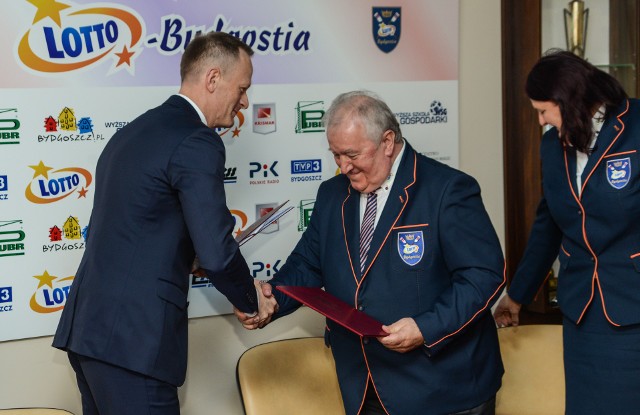 Umowę podpisali: prezes zarządu Totalizatora Sportowego Olgierd Cieślik (z lewej) oraz prezes klubu Zygfryd Żurawski.