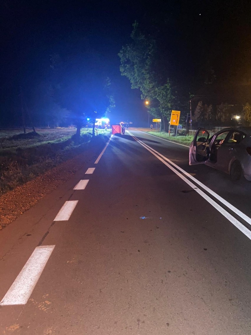 Rogienice Wielkie. Śmiertelny wypadek na DK63. Kierowca motoroweru zderzył się z osobówką i zginął na miejscu [ZDJĘCIA]