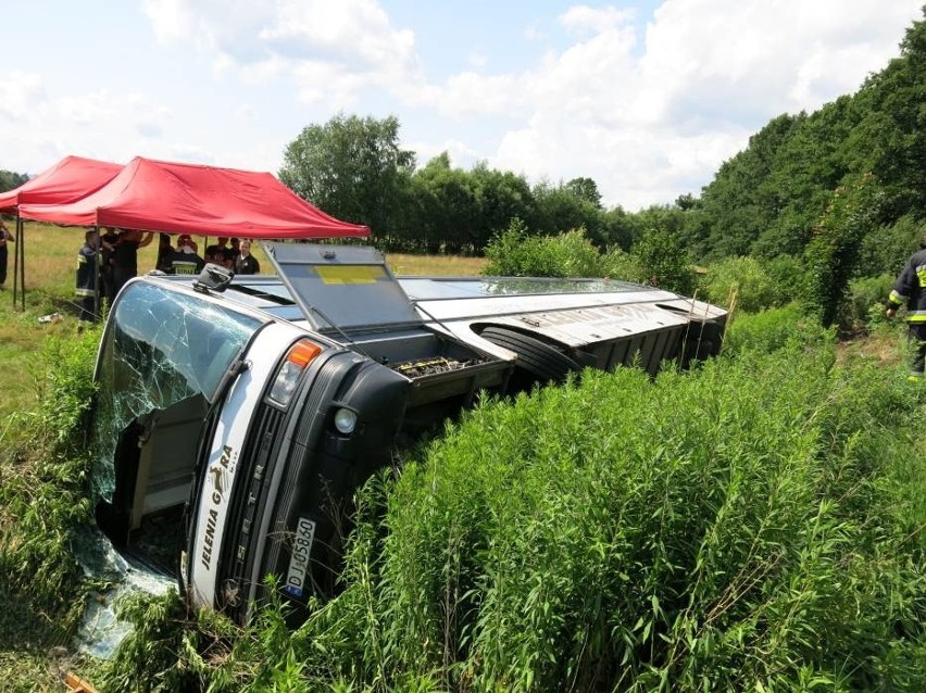 Autobus przewożący 57 pasażerów wypadł z drogi i przewrócił się. 12 osób rannych (ZDJĘCIA)