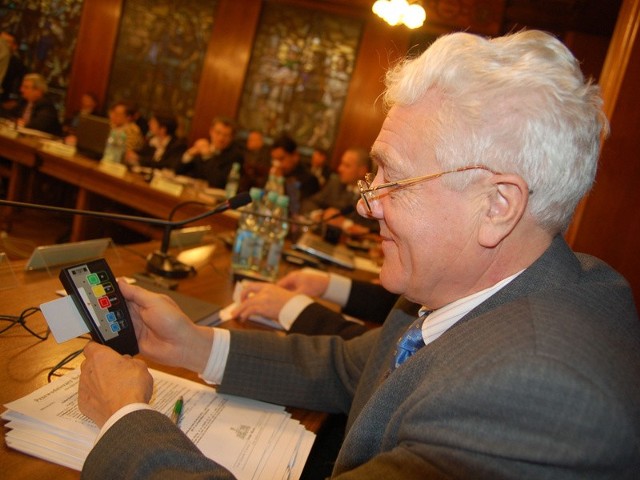 Rada Miejska poprzedniej kadencji testowała urządzenie do głosowania, ale nie zdecydowała się na ich zakup. Nieżyjący już radny Kazimierz Lis podczas próbnego głosowania przy użyciu sprawdzanego wówczas sprzętu.