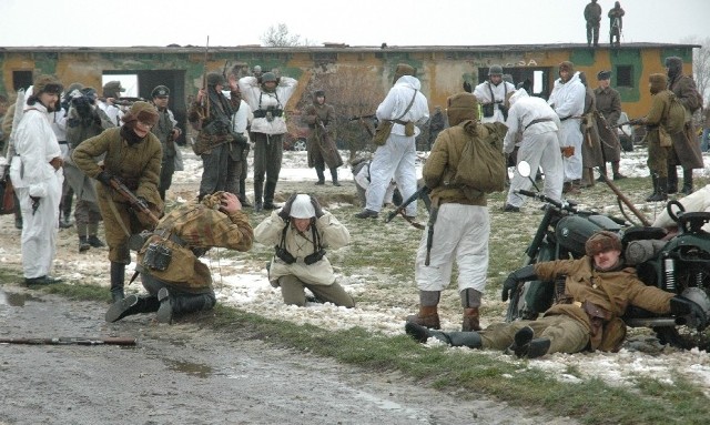 Bunkry szturmować będą miłośnicy historii przebrani w polskie i radzieckie mundury z ostatniej wojny.