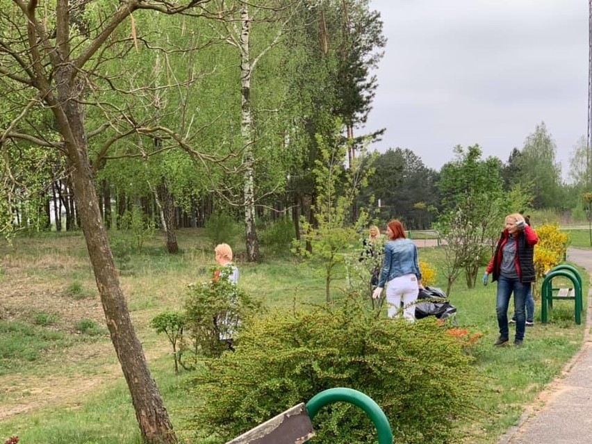 Urzędnicy wysprzątali Piekoszów. Sprzątał także wójt Zbigniew Piątek [ZDJĘCIA]