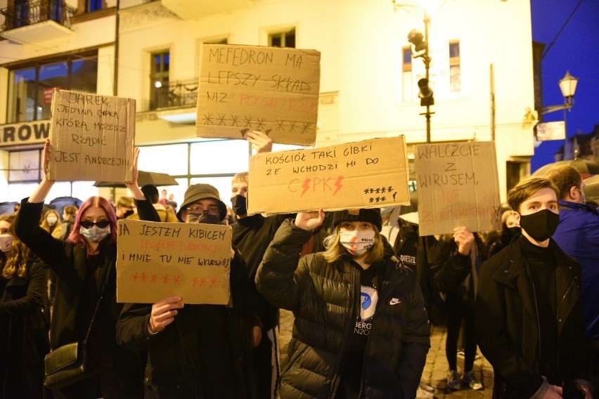 Kolejny czarny protest w Toruniu! Mieszkańcy znowu wyszli na ulice [zdjęcia]
