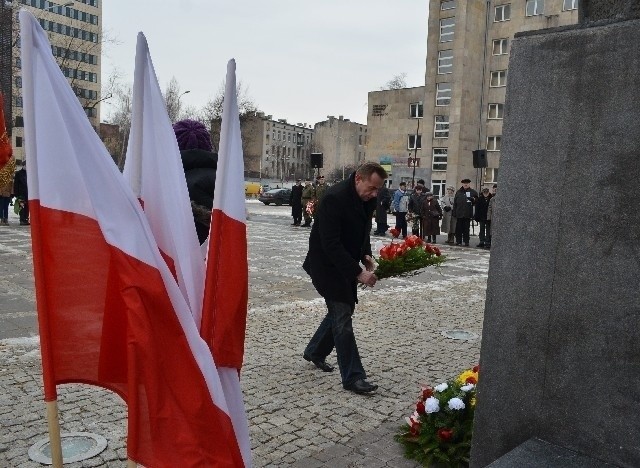 Składanie kwiatów pod pomnikiem Józefa Piłsudskiego.