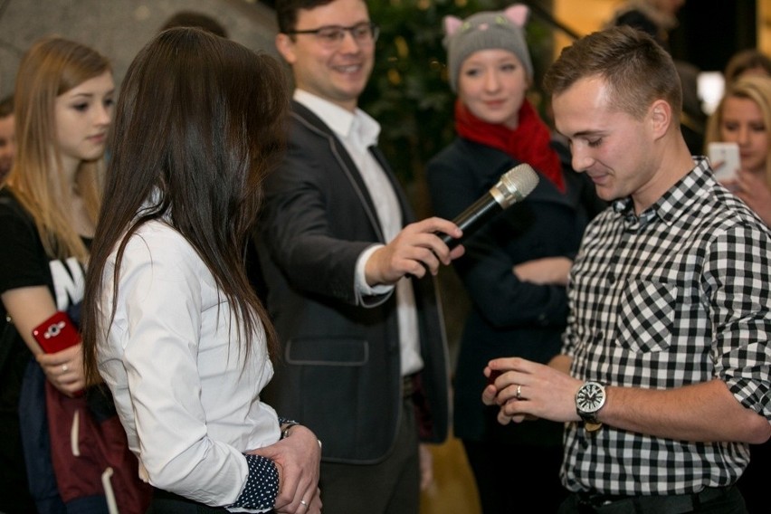 Walentynkowe zaręczyny w Galerii Krakowskiej [WIDEO, ZDJĘCIA]