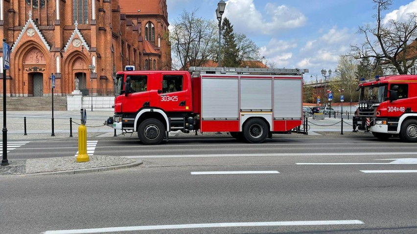 Dzień Strażaka. Z tej okazji głównymi ulicami Białegostoku przejechała kolumna strażackich wozów bojowych