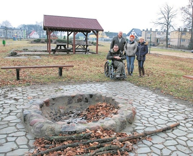 Plac rekreacyjny w Suchowie. Tutaj organizowane są imprezy plenerowe i rozgrywane są mecze. W pobliżu jest również plac zabaw dla dzieci