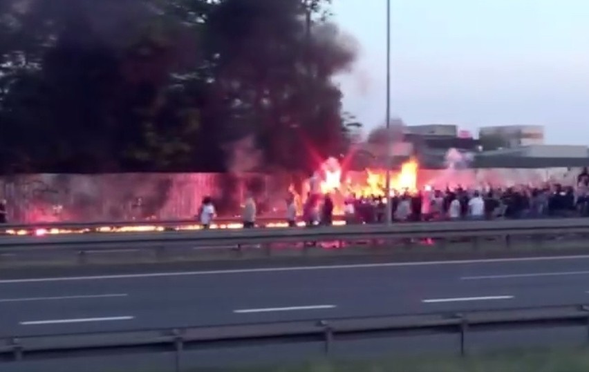 Kibole Ruchu spalili flagę Gieksy w centrum Katowic. Interweniowała policja WIDEO