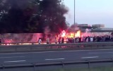 Kibole Ruchu spalili flagę Gieksy w centrum Katowic. Interweniowała policja WIDEO
