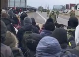 Wielki pochód migrantów kieruje się w stronę przejścia granicznego w Kuźnicy [ZDJĘCIA, WIDEO]