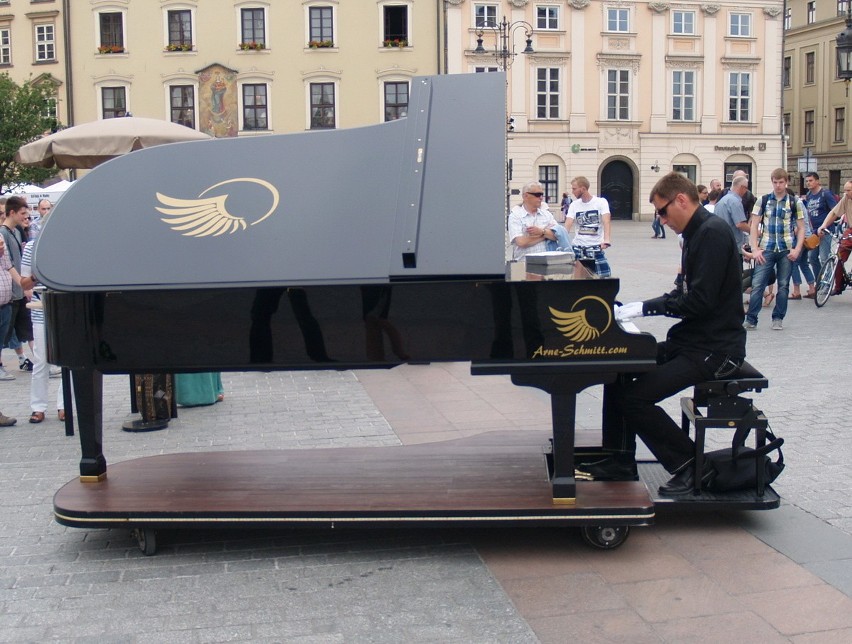 Z pianinem przez świat, czyli Arne Schmitt na krakowskim Rynku [ZDJĘCIA]