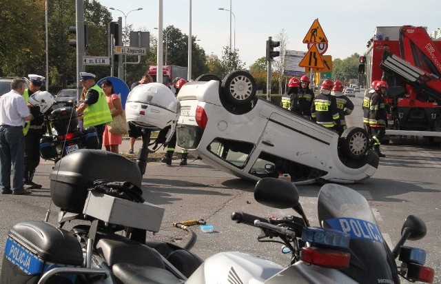 przewrócony na skrzyżowaniu ulic Źródłowej i Zagórskiej.