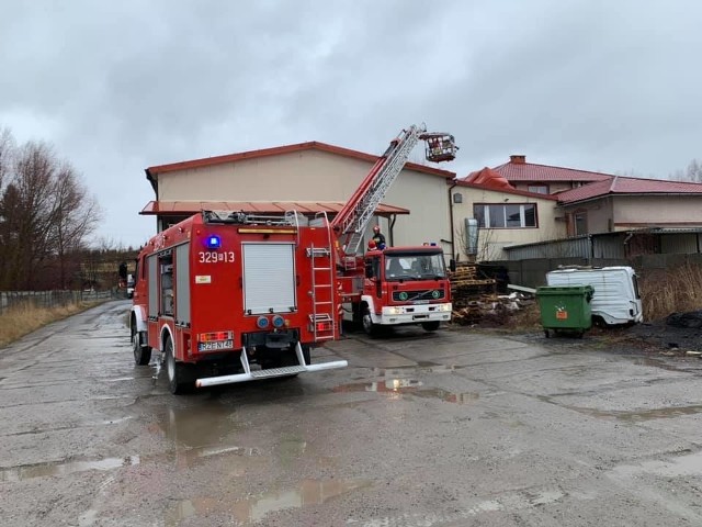 We wtorek silny wiatr zerwał poszycie dachowe z hali magazynowej w Boguchwale. Na miejscu pracowali strażacy z JRG 2 Rzeszów i OSP Boguchwała.