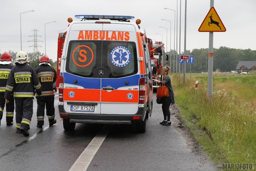 Kierująca srebrną mazdą kobieta straciła panowanie nad...