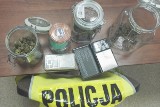 Dwóch handlarzy narkotyków schwytanych przez policję. Mieli 110 porcji marihuany