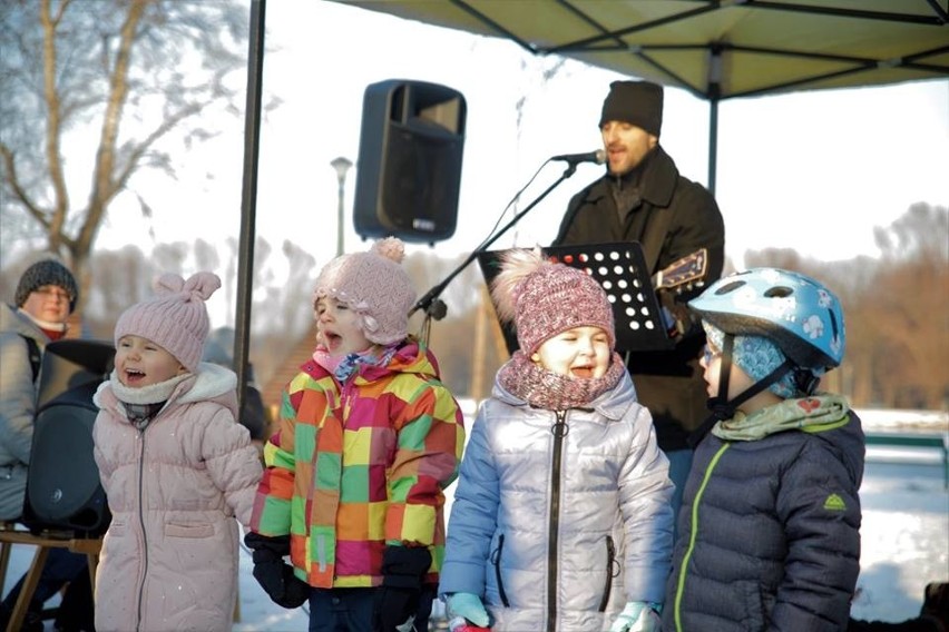 Wspólne ubieranie choinki i kolędowanie nad Zalewem Nowohuckim [ZDJĘCIA]