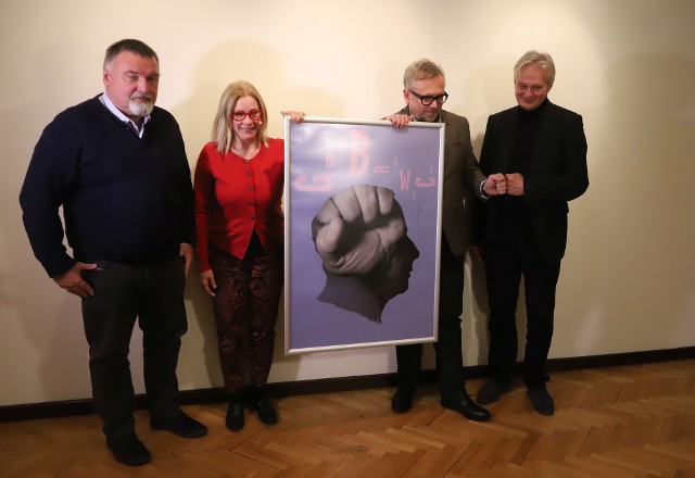 Jurorzy:od lewej Tomasz Tyczyński,Małgorzata Potocka, Wojciech Leder i Mariusz Knorowski pokazują I nagrodę-plakat Michała Batorego.