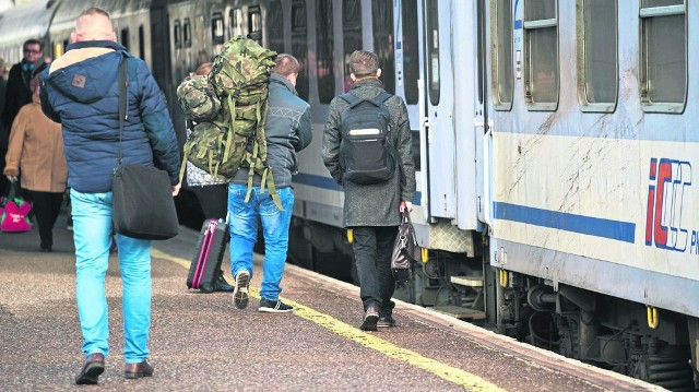 - Z trzech  bezpośrednich połączeń PKP z Koszalina do Warszawy zostały tylko dwa. Protestuję przeciwko takiemu traktowaniu naszego regionu - mówi prezydent Piotr Jedliński