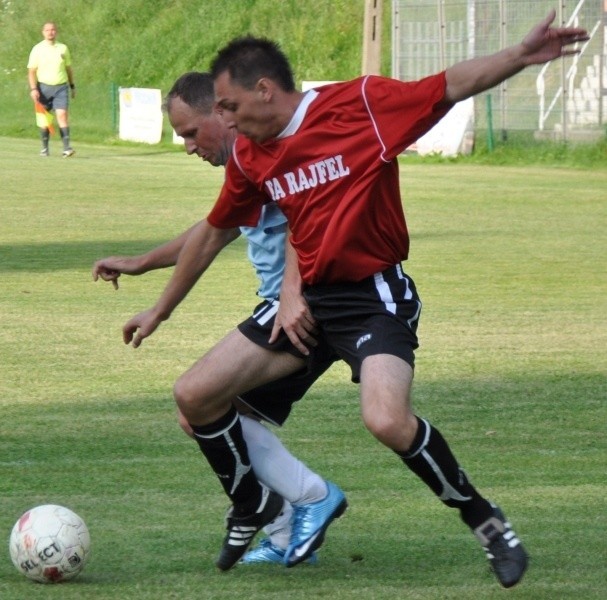 O piłkę walczą Patryk Foks (czerwona koszulka) z Rajfela i Jarosław Draguć.