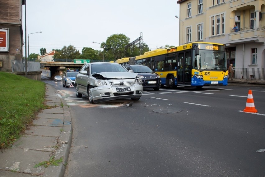 W poniedziałek rano  na ulicy Tuwima w Słupsku doszło do...