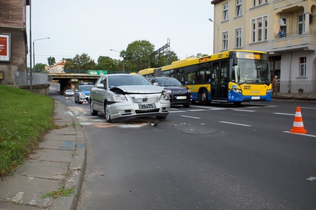 W poniedziałek rano  na ulicy Tuwima w Słupsku doszło do kolizji dwóch samochodów samochodów osobowych. Poza zniszczonymi samochodami nikt nie ucierpiał w stłuczce. Uczestnicy zdarzenia byli trzeźwi.