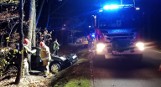 Niebezpieczny wypadek w Bytomiu. Zderzenie trzech samochodów na ul. Dąbrowa Miejska. Strażacy udzielili pomocy poszkodowanej