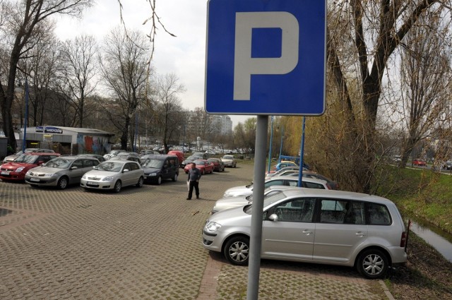 Na parkingu przy Wodopojnej może się zmieścić ok. 75 aut