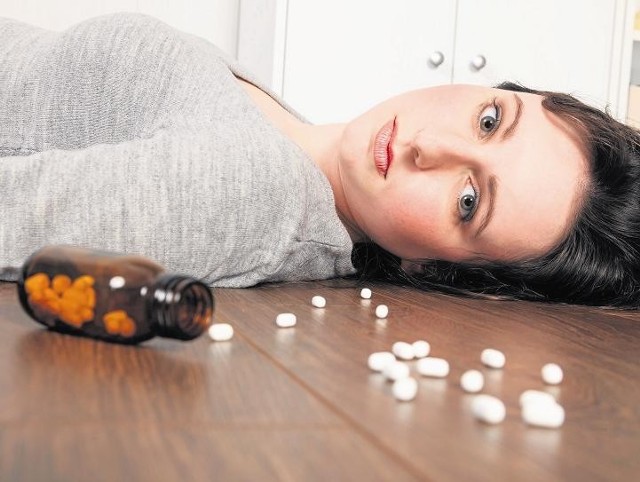 Wiele młodych kobiet decyduje się na łykanie tabletek z nadzieją na szybką utratę wagi