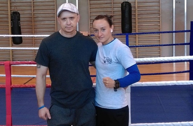 Sandra Drabik z klubowym trenerem Markiem Soboniem na obozie w Cetniewie.