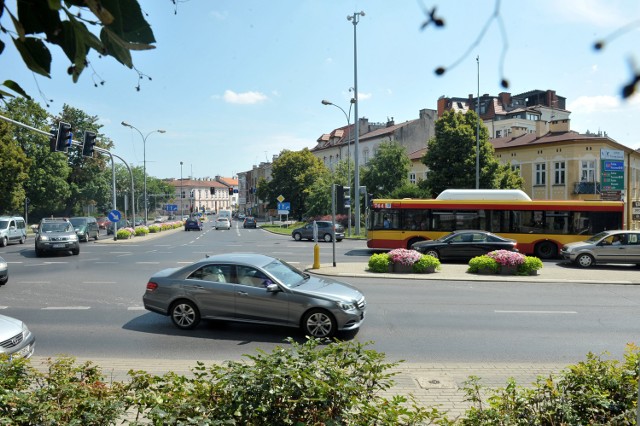 Na skrzyżowaniu w rejonie zamku Lubomirskich spotykają się auta jadące ulicami Hetmańską, Szopena, Dąbrowskiego i Lisa-Kuli. W godzinach szczytu to jedno z najbardziej zatłoczonych miejsc w Rzeszowie.