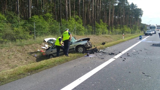 Na miejscu zginęła kierująca jednym z aut około 60-letnia kobieta. Trzy osoby trafiły do szpitala.