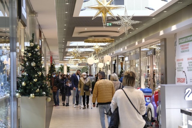 12 i 19 grudnia to dwie przedświąteczne niedziele handlowe. Czynne będą wówczas wszystkie galerie handlowe, markety budowlane i osiedlowe sklepiki. Wszystko po to, by każdy - nawet ten najbardziej zapracowany - miał szansę zrobić zakupy na święta. Sprawdziliśmy, jak centra handlowe, hipermarkety i inne placówki działać będą 12 i 19 grudnia w Toruniu. Szczegóły na kolejnych stronach >>>>