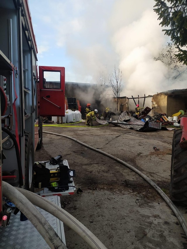 W Podwiesku dziś rano (27.04.2022) strażacy gasili pożar budynków