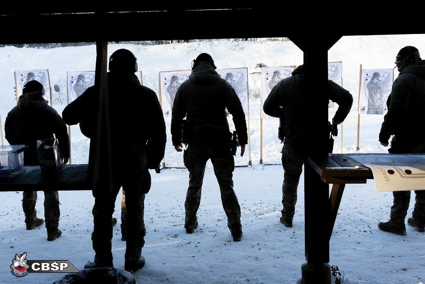 Śląscy policjanci CBŚP szkolili swoich kolegów z Rzeszowa w strzelaniu w trudnych warunkach zimowych. Zobaczcie zdjęcia i film