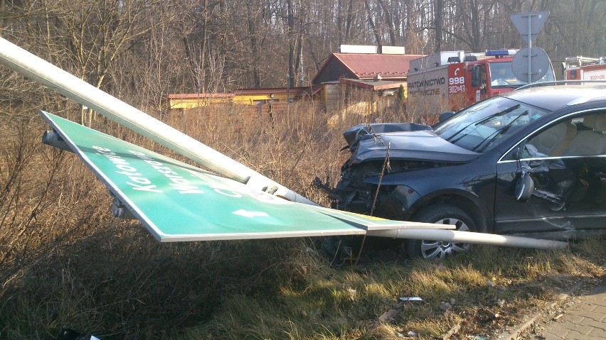 Kierowca skody uderzył w słup i znak na ul. Kamieńskiego.
