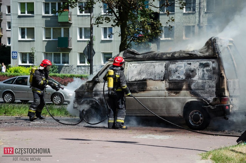 Pożar samochodu na skrzyżowaniu w Częstochowie